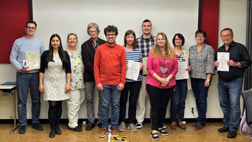 Der Vorstand des Langener Stenografenverein und die geehrten Mitglieder nach derdiesjährigen Jahreshauptversammlung (v. l. n. r.): Dr. Jascha-Alexander Koch (Beisitzer, 10Jahre Mitglied und Vorstandstätigkeit), Fatemeh Zare (Beisitzerin), Christine Fels-Berg (Unter-richtsobfrau), Michael Raub (Ehrenvorsitzender), David Schwab (Schriftführer), KatharinaSchwab (Leistungsabzeichen in Silber), Leon Schwab (10 Jahre Mitglied), Regine Daneke(1. Vorsitzende), Irena Saueressig (Leistungsabzeichen in Silber), Katrin Schmitz (Wett-schreibobfrau), Uwe Daneke (Rechner, Leistungsabzeichen in Silber)Es fehlt Beisitzerin Ivana Jukic